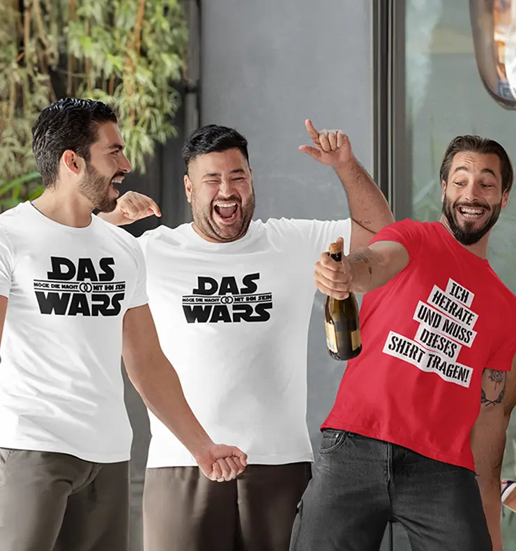 Gruppe feiernder Männer beim Junggesellenabschied mit bedruckten Shirtinator-Shirts