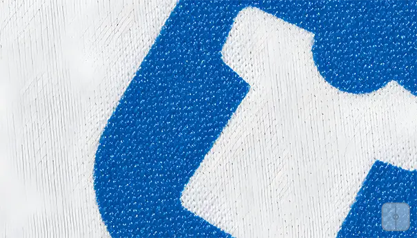 Sublimationsdruck – farbintensives All-over-Design auf weißem Sporttrikot und bedruckter Tasse