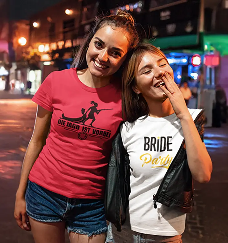 Gruppe feiernder Frauen beim Junggesellinnenabschied mit bedruckten Shirtinator-Shirts