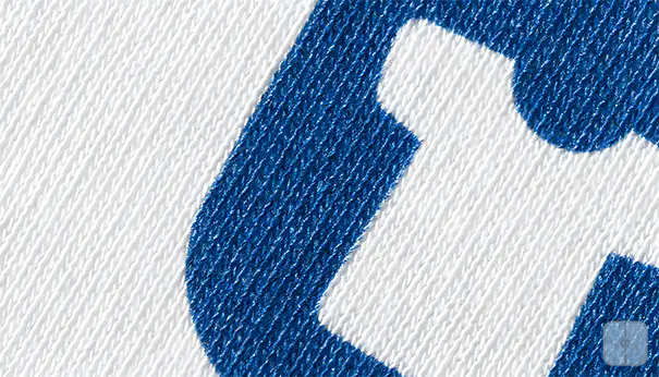 DTG Direktdruck – fotorealistisches Motiv auf weißem T-Shirt, Nahaufnahme der Druckoberfläche