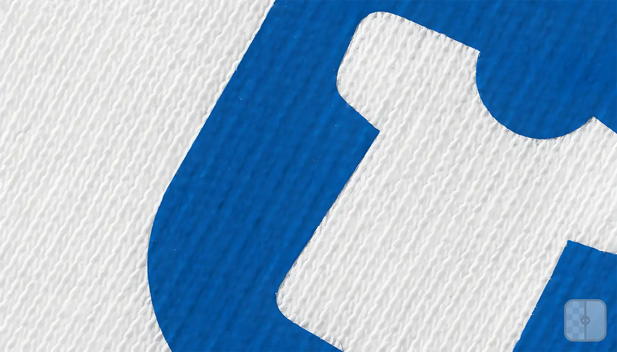 Flexdruck – farbkräftiges Vereinslogo auf schwarzem T-Shirt, leicht glänzende Oberfläche